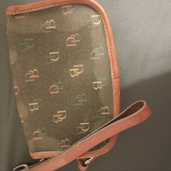 Dooney pouch - Picture 3 of 3